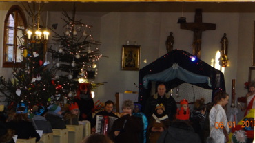 Zdjęcie przedstawia śpiewanie kolęd na Trzech Króli w 2018 roku w kościele w Wielowiczu
