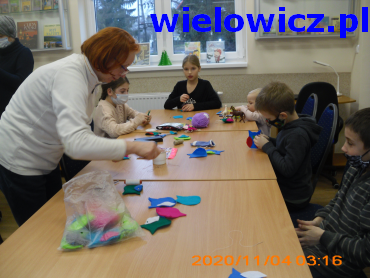 Dzieci podczas zajęć w nowej bibliotece w Wielowiczu