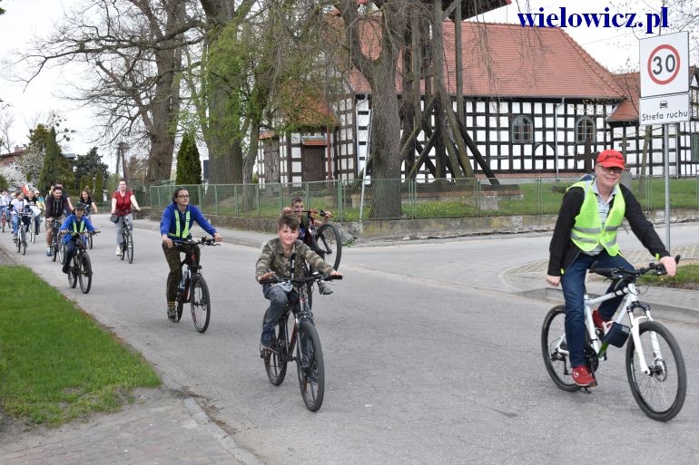 uczestnicy rajdu rowerowego wjeżdżają do Wielowicza