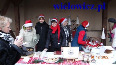 Panie z KGW Wielowicz na stoisku na jarmarku bożonarodzeniowym w Więcborku