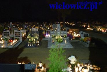 zdjęcie cmentarza w Wielowiczu nocą z palącymi się zniczami na grobach