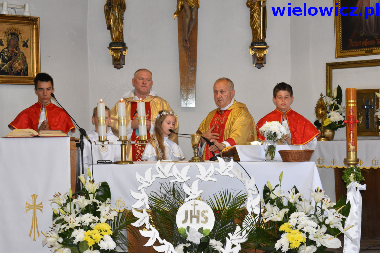 Księża i ministranci podczas mszy świętej