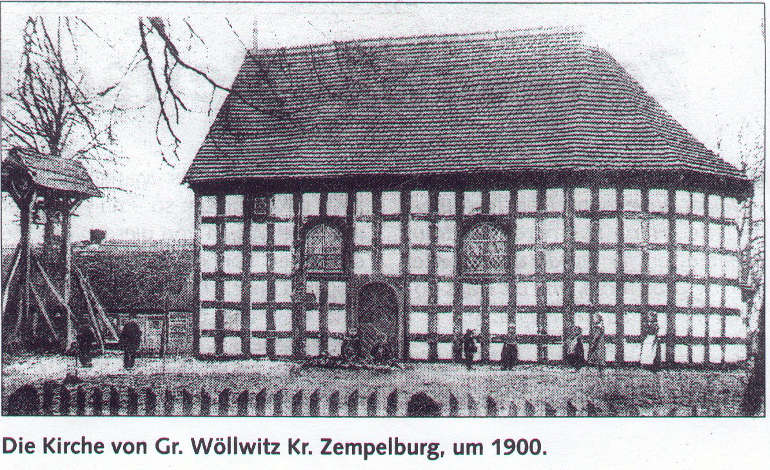 Zdjęcie przedstawia kościół parafialny w Wielowiczu o budowie szachulcowej z około 1900 roku