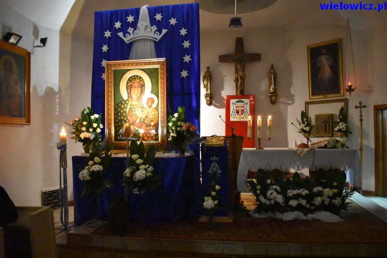 zdjęcie przedstawia kopię ikony cudownego obrazu Matki Boskiej Jasnogórskiej w kościele w Wielowiczu